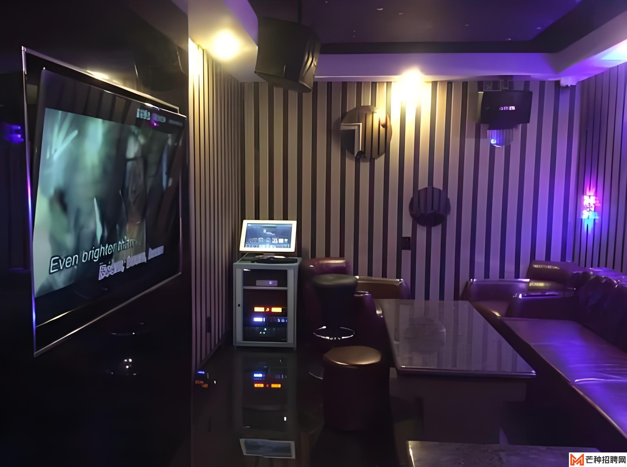 夜场高薪招聘：全职女服务员的工作轻松，收入稳